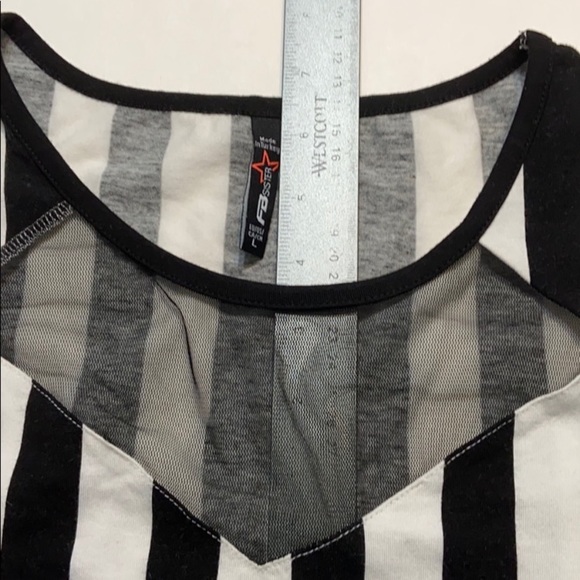 Bundle of 4 crop tops - Picture 15 of 16